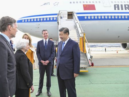 (miniature) Le président chinois Xi Jinping arrive à l'aéroport international de San Francisco pour un sommet avec le président américain Joe Biden et la réunion des dirigeants économiques de la Coopération économique pour l'Asie-Pacifique (APEC) à San Francisco