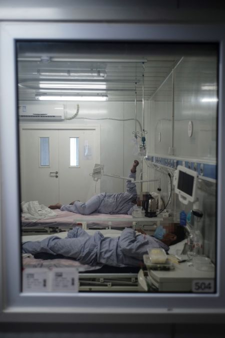 (miniature) Des patients du COVID-19 se reposent dans une salle d'isolement de l'hôpital Ditan