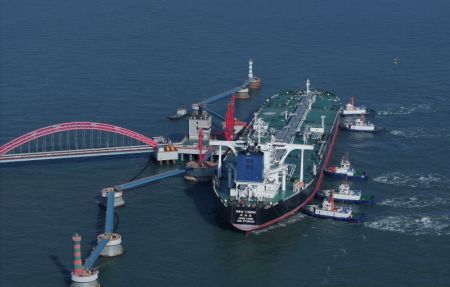 (miniature) Photo aérienne d'un navire en route vers le quai à minerai de la zone portuaire de Caofeidian du port de Tangshan