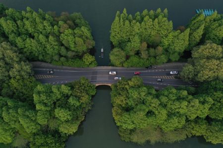 (miniature) Photo aérienne du site pittoresque du lac de l'Ouest à Hangzhou