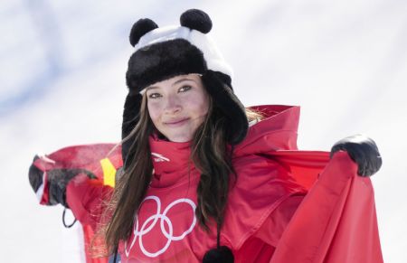 (miniature) Gu Ailing de l'équipe chinoise après la finale du freeski halfpipe femmes des Jeux olympiques d'hiver de Beijing 2022