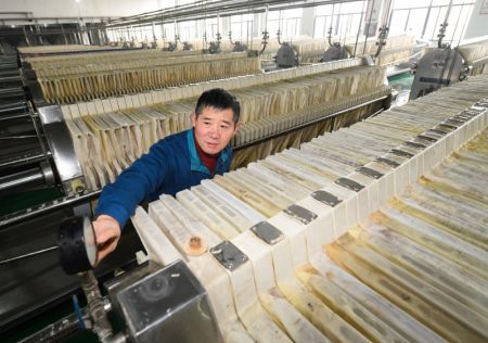 (miniature) Song Xinglei vérifie la pression du tuyau d'alimentation dans un atelier d'extraction d'une brasserie de vin de riz de l'arrondissement de Yuecheng