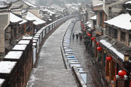 (miniature) Photo prise le 22 février 2022 du district de Fenghuang sous la neige