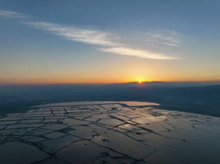 (miniature) Photo aérienne prise le 22 septembre 2023 du lever de soleil au Lac salé dans la ville de Yuncheng