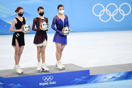 (miniature) La médaillée d'or Anna Shcherbakova (au centre) et la médaillée d'argent Alexandra Trusova (à gauche)
