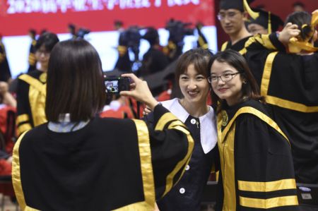 (miniature) Des diplômés de 2020 posent pour des photos lors de la cérémonie de remise des diplômes à l'Université Renmin de Chine