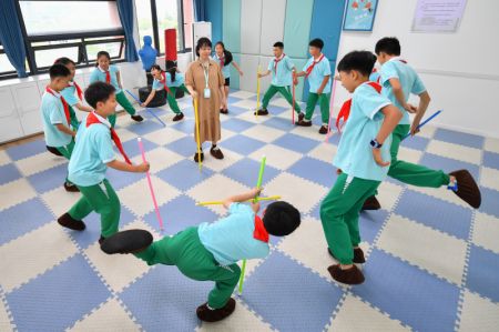 (miniature) Des enfants jouent sous l'orientation d'une enseignante à l'Ecole primaire expérimentale de l'arrondissement de Yuelu