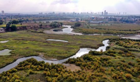 (miniature) Photo aérienne du paysage d'un parc de terre humide dans le district de Jingbian de la province chinoise du Shaanxi (nord-ouest)