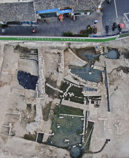 (miniature) Photo aérienne prise le 10 octobre 2022 du site archéologique de l'ancien port de Shuomen à Wenzhou