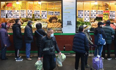 (miniature) Des habitants achètent des légumes dans un marché de l'arrondissement de Beilin