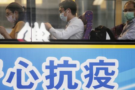 (miniature) Des gens portant des masques dans un bus à Central à Hong Kong