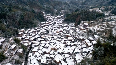 (miniature) Photo aérienne prise le 26 décembre 2021 montrant le paysage enneigé du bourg de Zaima