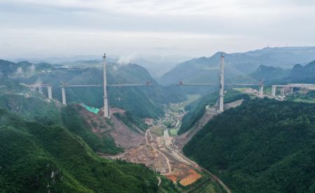(miniature) Photo aérienne prise le 14 juin 2022 montrant le chantier du grand pont de Duohua