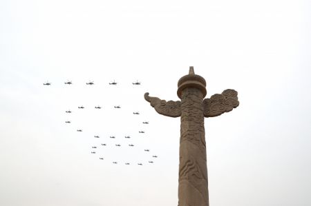 (miniature) Des hélicoptères survolent la place Tian'anmen en formant le nombre 100 avant une cérémonie marquant le centenaire du Parti communiste chinois (PCC)