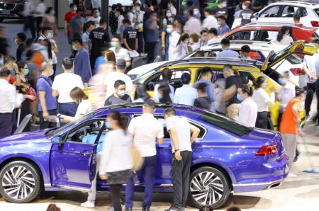 (miniature) La zone d'exposition de FAW-Volkswagen lors du 17e Salon international de l'automobile de Chine (Changchun)