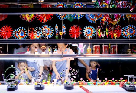 (miniature) Des touristes achètent des souvenirs dans un magasin de l'ancienne ville de Jimo à Qingdao