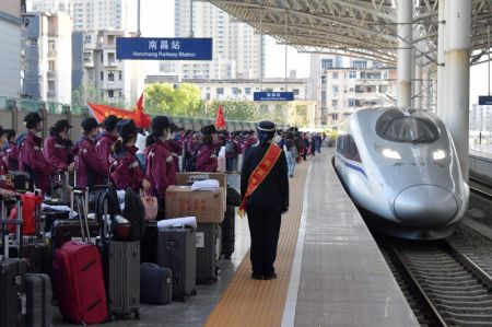(miniature) Des professionnels de santé montent dans un train à destination de Shanghai
