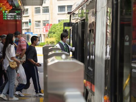 (miniature) Des passagers embarquent dans un bus à Shanghai