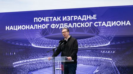 (miniature) Le président serbe Aleksandar Vucic s'exprime lors de la cérémonie de début de construction du Stade national de Serbie à Belgrade