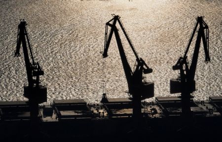 (miniature) Photo aérienne d'un navire déchargeant des marchandises au quai de minerai de la zone portuaire de Caofeidian du port de Tangshan