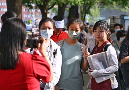 (miniature) Des candidates se font prendre en photo devant un site d'examen du lycée expérimental rattaché à l'Université normale de Beijing