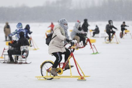 (miniature) Des gens jouent dans un parc de loisirs d'hiver à Harbin