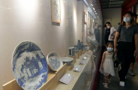 (miniature) Des gens visitent une salle d'exposition du pavillon Tengwang à Nanchang