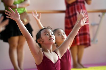 (miniature) Des enfants pratiquent la danse dans une école de danse