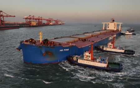(miniature) Photo aérienne d'un navire en route vers le quai à minerai de la zone portuaire de Caofeidian du port de Tangshan