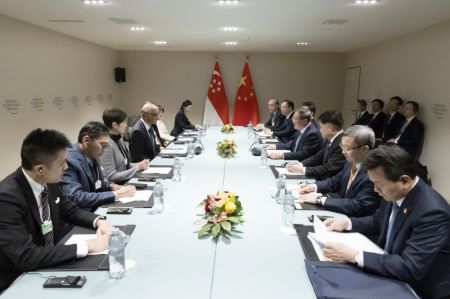 (miniature) Le Premier ministre chinois Li Qiang s'entretient avec le président singapourien Tharman Shanmugaratnam en marge de la réunion annuelle 2024 du Forum économique mondial à Davos