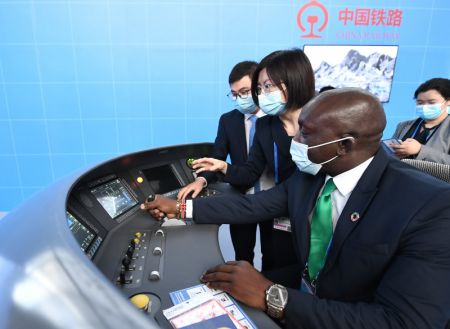 (miniature) Des visiteurs dans une cabine de simulation de conduite sur le lieu de la deuxième Conférence mondiale des Nations unies sur le transport durable