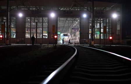 (miniature) Maintenance des trains à grande vitesse pendant la nuit dans un centre de maintenance à Hefei