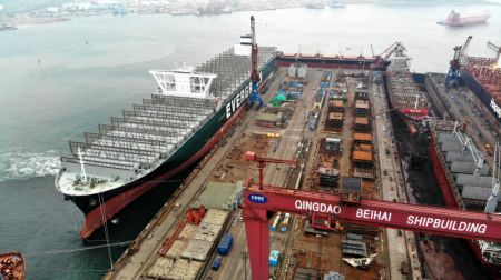 (miniature) Photo du porte-conteneurs Ever Given amarré au quai de réparation de Qingdao Beihai Shipbuilding Heavy Industry Co