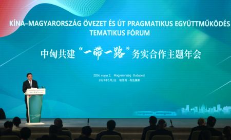 (miniature) Le président de l'agence de presse Xinhua Fu Hua prend la parole lors d'une conférence sur la coopération entre la Chine et la Hongrie dans le cadre de l'Initiative la Ceinture et la Route (ICR)