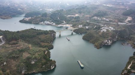 (miniature) Photo aérienne de cargos transportant du minerai de phosphate sur la rivière Wujiang