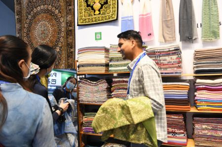 (miniature) Des visiteurs achètent des produits sur un stand népalais lors du 19e salon international des industries culturelles de Chine à Shenzhen