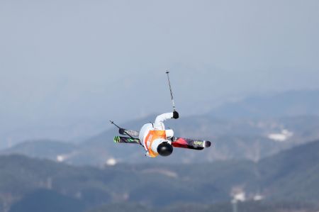 (miniature) L'athlète chinoise Han Linshan participe à l'épreuve féminine de descente acrobatique aux Jeux olympiques de la jeunesse d'hiver de Gangwon 2024 à Hoengseong