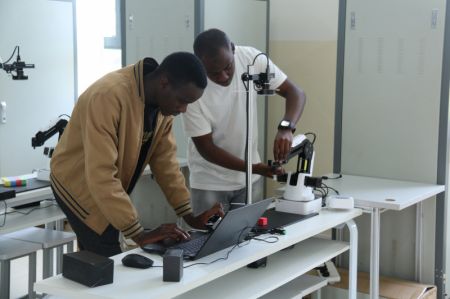 (miniature) Deux étudiants locaux font une démonstration dans un laboratoire de l'atelier Luban à l'IPRC Musanze
