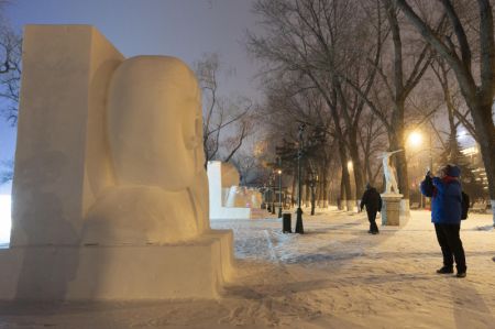 (miniature) Des gens admirent des sculptures sur neige dans un parc à Harbin