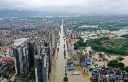 (miniature) Photo aérienne prise le 21 avril 2024 montrant une zone inondée du bourg de Hanguang à Qingyuan
