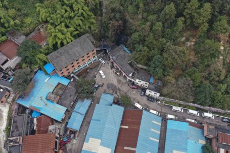 (miniature) Photo aérienne prise le 5 décembre 2020 montre le site d'un accident de mine de charbon dans le district de Yongchuan