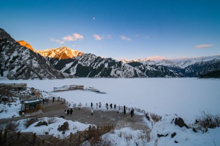 (miniature) Des touristes s'amusent dans un centre de ski de la ville de Fukang