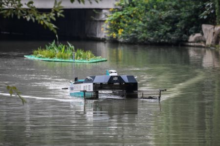 (miniature) Un bateau de patrouille autonome sur une rivière à Hangzhou