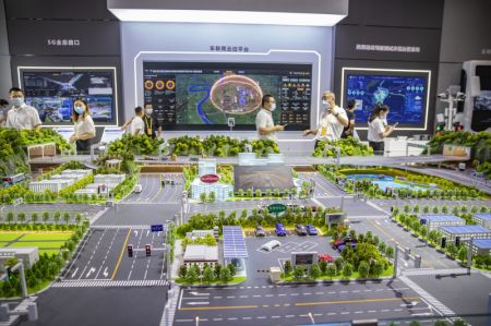 (miniature) Des gens visitent l'Exposition Smart China 2022