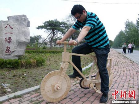 (miniature) Il fabrique un vélo avec 10 000 bâtonnets à glace