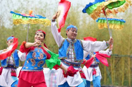 (miniature) Des habitants pratiquent une danse folklorique dans le bourg de Xiaozuo à Shijiazhuang
