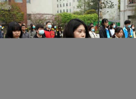 (miniature) Des étudiants de l'université Fudan rendent hommage aux martyrs sur une place à la mémoire des martyrs nouvellement construite à Shanghai