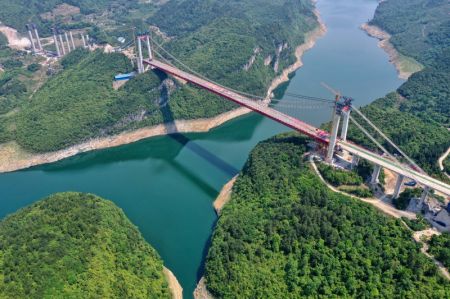 (miniature) Vue aérienne du pont Feilonghu Wujiang en construction dans la province du Guizhou (sud-ouest de la Chine)