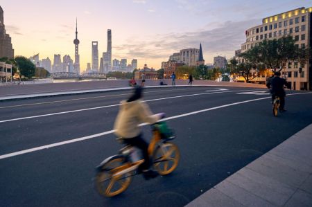 (miniature) Des gens à vélo à Shanghai
