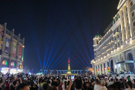 (miniature) Des visiteurs assistent à un spectacle de lumière organisé sur une place à Harbin